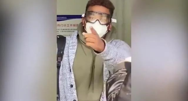 青岛外籍人士核酸检测插队，并称“中国人出去”，网络视频截图