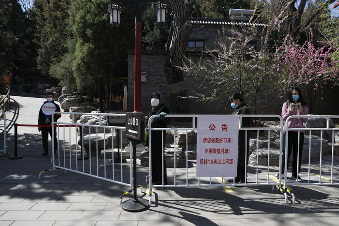 景山山脚入口处启动限流暂停上山，游客在等候通道内按一米间隔等待。新京报记者 侯少卿 摄
