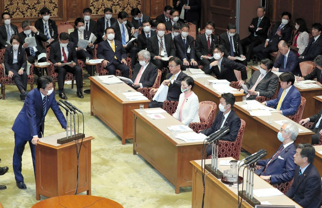  （日本首相安倍晋三4月1日在参议院决算委员会上进行答辩。图片来源：《朝日新闻》）