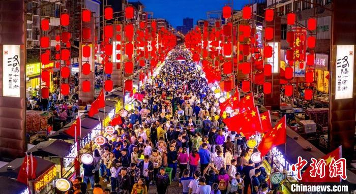 洛阳老城区十字街夜市游人如织(资料图) 高山岳 摄