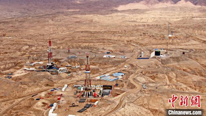     图为青海狮子沟油田。　青海油田　摄