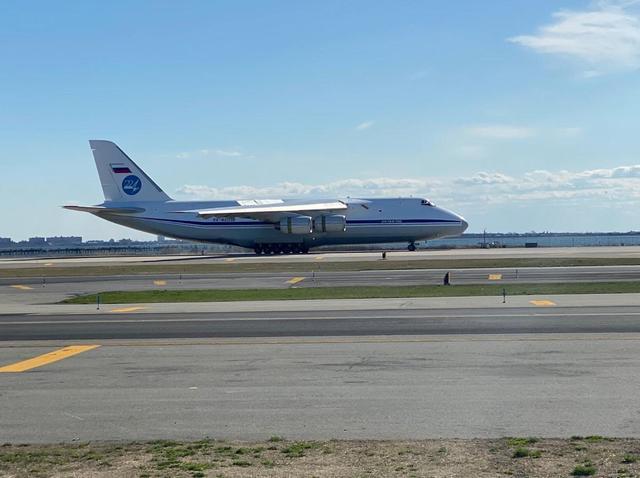 俄军最大战略运输机抵达纽约 向美国运送抗疫援助物资