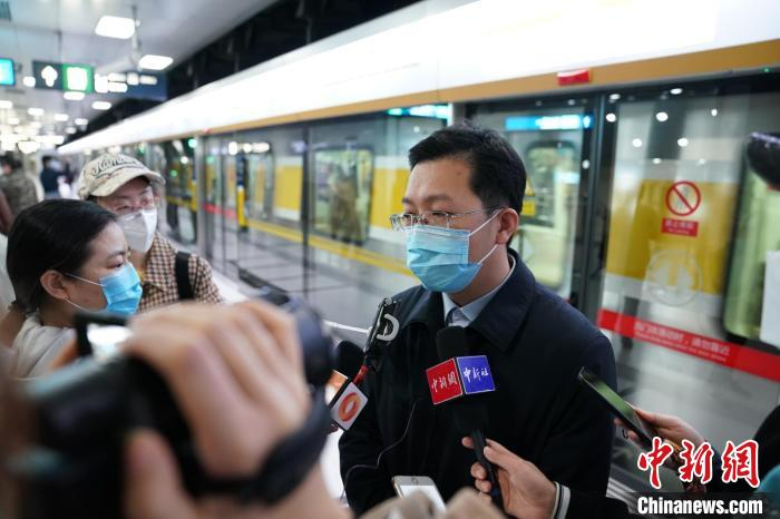 “智能列车”亮相北京地铁6号线。　中新社记者 苏丹 摄