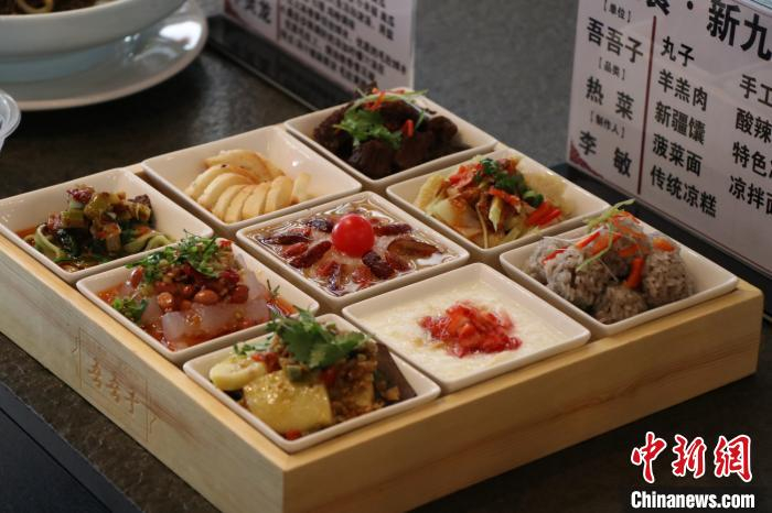     荤素搭配版的新疆特色名菜“九碗三行子”。　孙亭文　摄