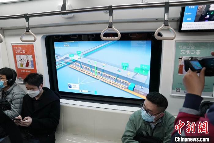 “智能列车”亮相北京地铁6号线。　中新社记者 苏丹 摄
