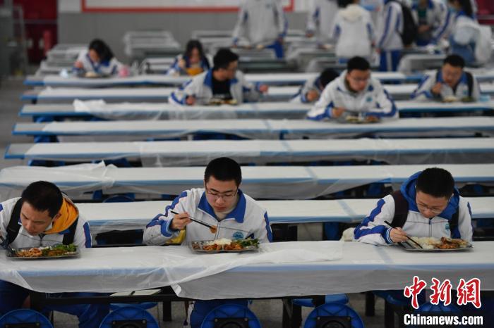 直击四川学生开学首日：红外线测温入校 食堂单向间隔就餐