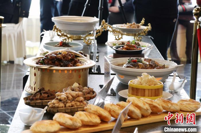 各家大厨推出的经典招牌菜。　孙亭文 摄