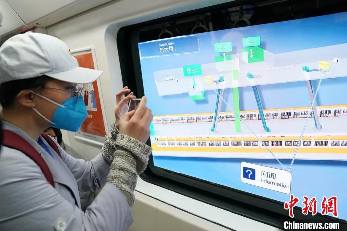     “智能列车”亮相北京地铁6号线。　中新社记者 苏丹　摄