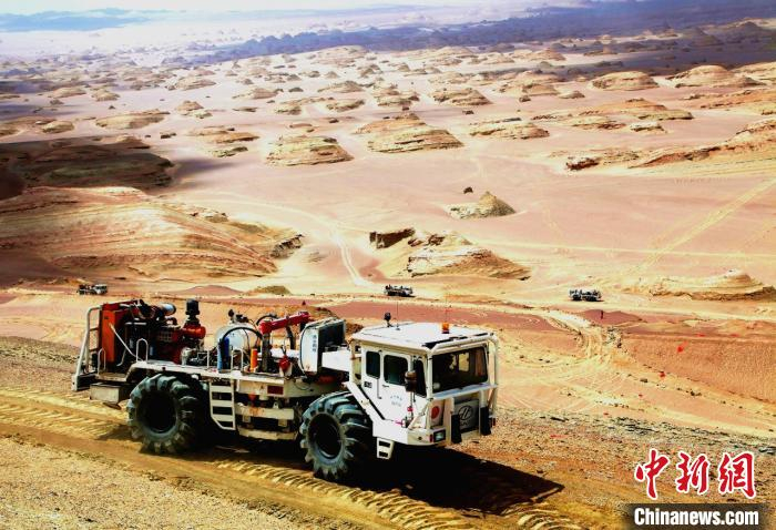 图为青海油田油泉子二维地震勘探作业现场。　青海油田 摄
