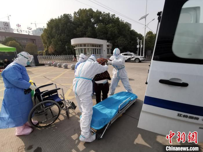 图为队员配合医护人员转运病人。受访者供图