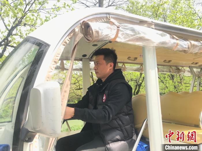     杭州西溪湿地工作人员蒋晨杰。　江杨烨　摄