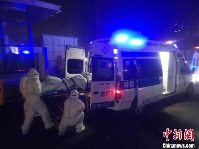 图为队员配合医护人员转运病人。受访者供图