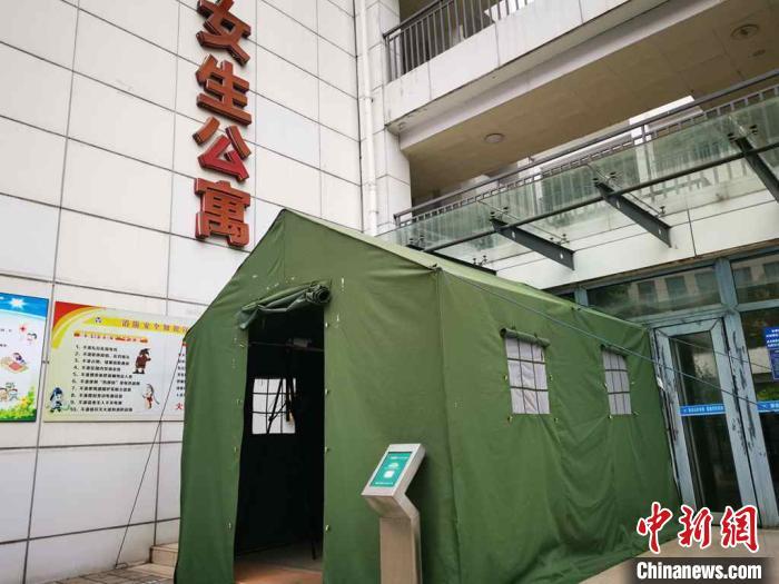 直击四川学生开学首日：红外线测温入校 食堂单向间隔就餐