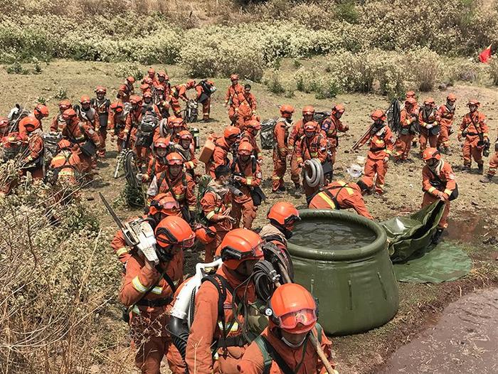 直击西昌森林灭火攻坚战 泸山南线火场复燃 | 组图