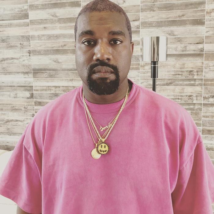 不穿侃爷送的 Yeezy，他竟然选择「酒店拖鞋」？！ 不愧是碧梨男神...