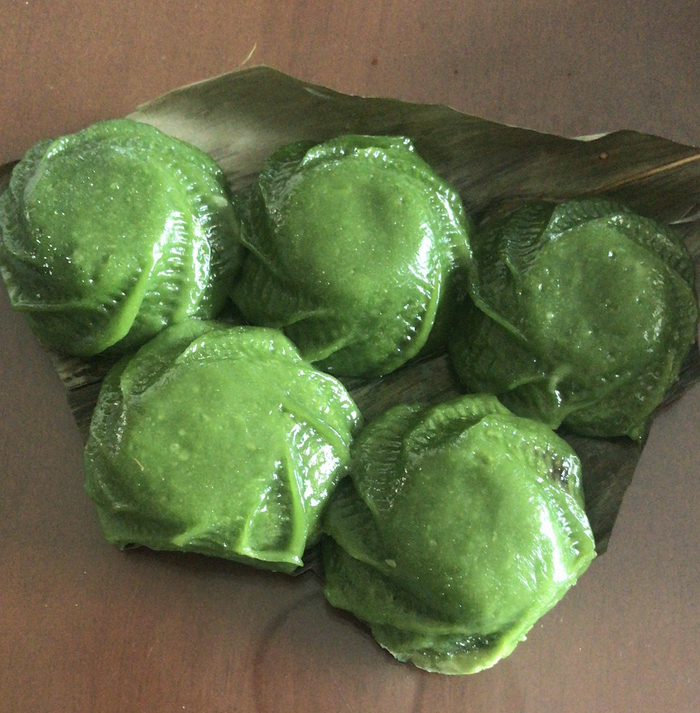 张艾趣记忆中的上海传统青团，下面还垫着粽叶