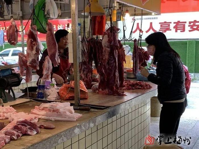 “早上十点半了，猪肉基本没卖出去…”近期城区肉类价格小幅下降，但生意还有点淡…