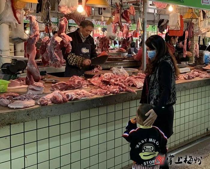 “早上十点半了，猪肉基本没卖出去…”近期城区肉类价格小幅下降，但生意还有点淡…