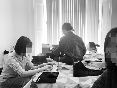     ▲雪蕙与室友在家一起做小组作业。