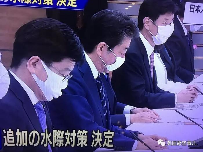 安倍晋三被网友改名"安倍晋二"："每户就发俩口罩，有用吗？！"