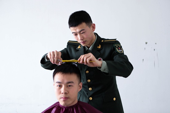 　　刘一鸣业余时间帮战友理发。潘涛/摄