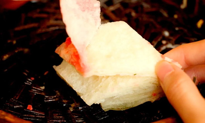 ↑趣园的翡翠千层油糕，据说能掀起64层