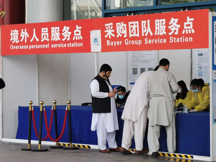 义乌国际商贸城入口处设立的服务点（图片来源：每经记者 朱玫洁 摄）