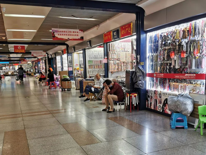义乌国际商贸城内，等待客人上门的商户（图片来源：每经记者 朱玫洁 摄）