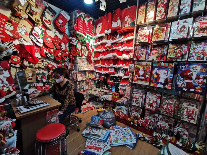 圣诞用品塞满商铺（图片来源：每经记者 朱玫洁 摄）