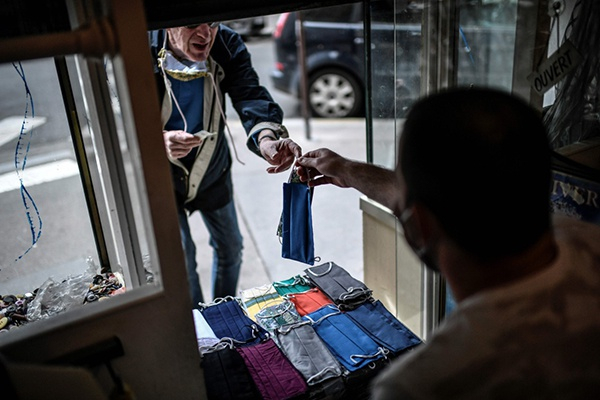  4月28日，在法国巴黎，一名顾客购买可水洗的口罩。新华社 图