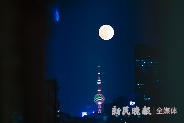 图说：4月的“超级月亮” 新民晚报记者 孙中钦 摄