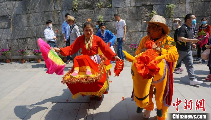 正阳西巷展演的桂北民俗表演。　欧惠兰 摄