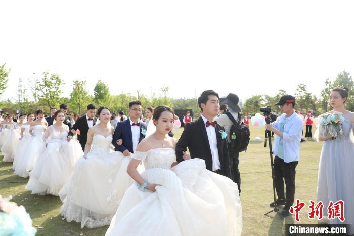 幸福的新人们。　黄江 摄