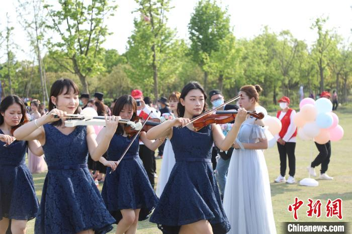 集体婚礼现场。　黄江 摄