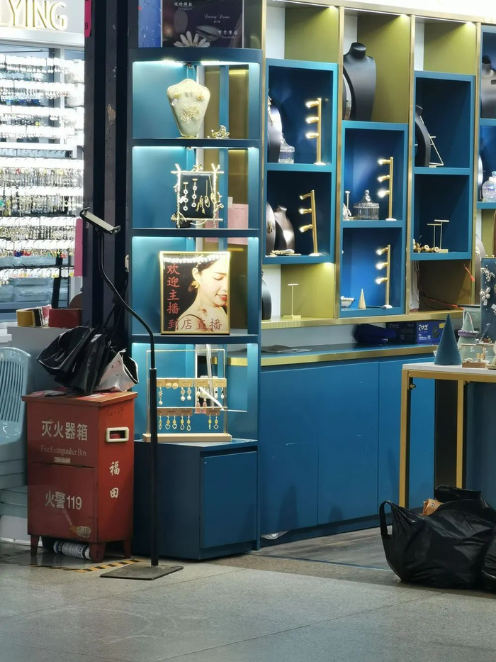 义乌国际商贸城一家商铺门口摆放的直播招牌（图片来源：每经记者 朱玫洁 摄）