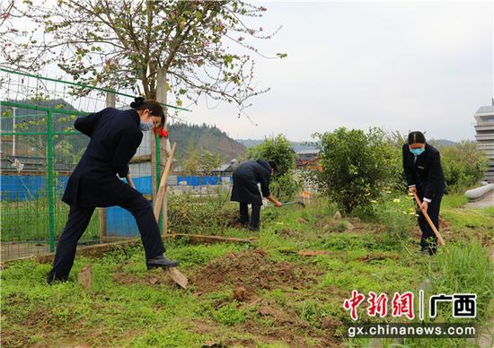 三江南站发展“小种养”节支降耗