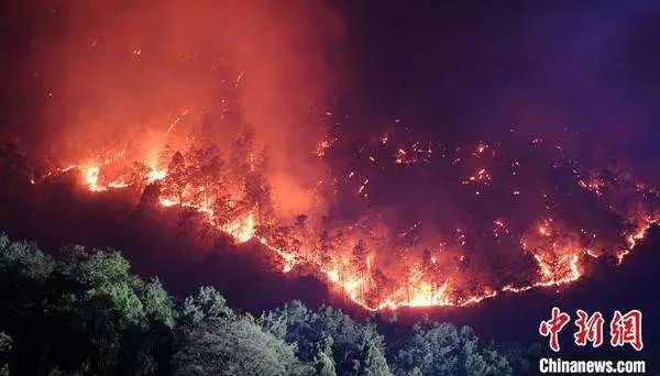 图为3月31日夜间，西昌森林火灾复燃现场