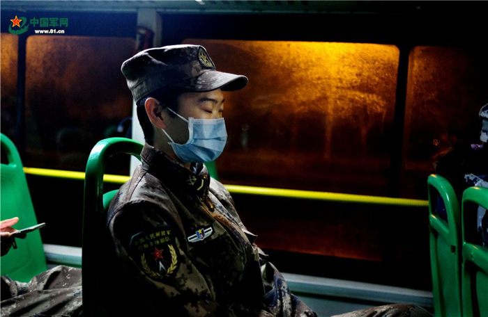 夜班途中，刘思彤在公交车上小憩。朱霄雄 摄