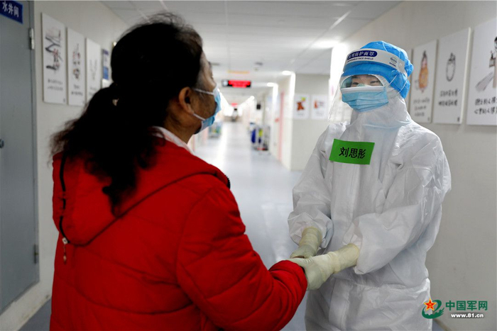 精心护理赢得称赞，即将出院的患者向刘思彤(右一)告别。朱霄雄 摄