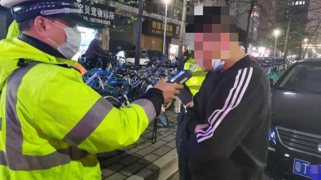 男子晚上公交车站停车被警察包围！老爸做这事吓哭车上女儿！