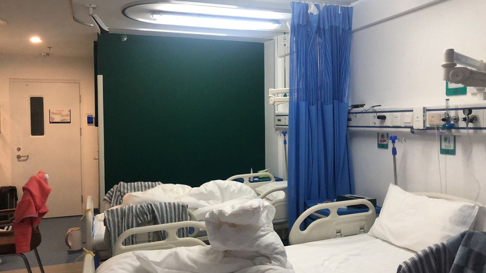 王女士住的北京小汤山医院收治轻症患者的B2区病房，为两人一间。受访者供图