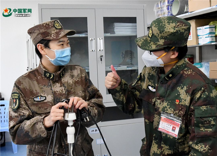 刘思彤(左一)认真负责的工作态度，得到战友们赞扬。解放军报记者 王传顺 摄