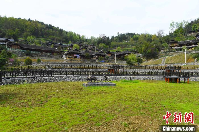 图为罗家坨苗寨全貌。　陈超 摄