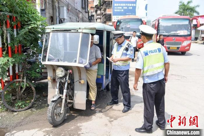 民警张东杰(左一)生前执勤资料图。 警方供图