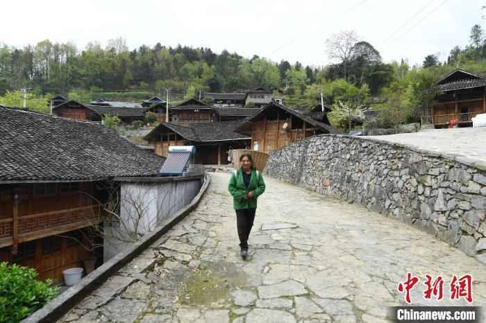 图为罗家坨苗寨的民众。　陈超 摄