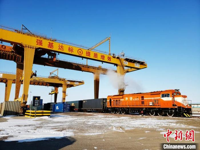     驶出满洲里口岸的中欧班列。　王化勇　摄