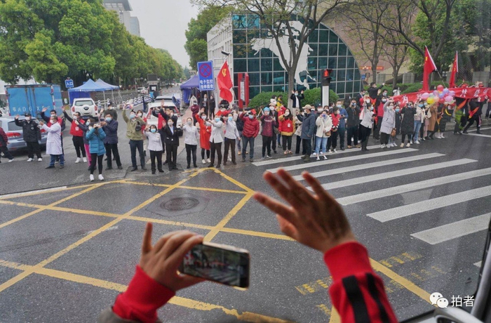 △&nbsp;3月31日上午，医疗队员与武汉市民挥手作别。