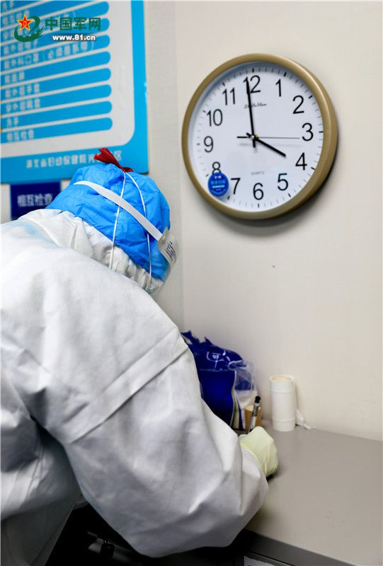 凌晨3点59分，刘思彤进入病房开始工作。朱霄雄 摄
