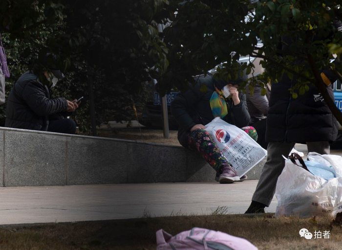 △ 1月28日，武汉协和医院西院区，在发热门诊外候诊的人。