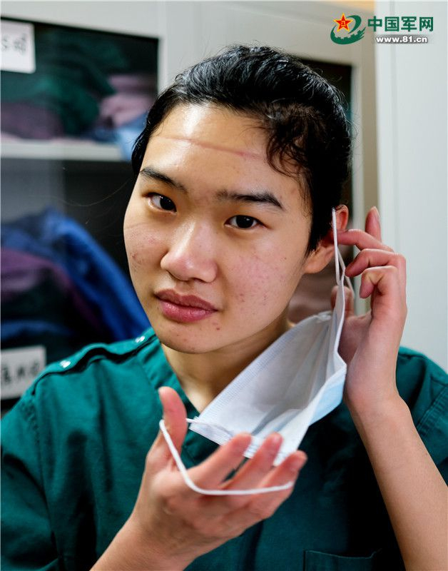脱下防护装具，刘思彤脸庞上留下了痕迹。朱霄雄 摄